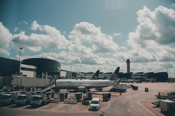 Comment organiser une croisière pour découvrir les techniques de pêche sur glace en Arctique?